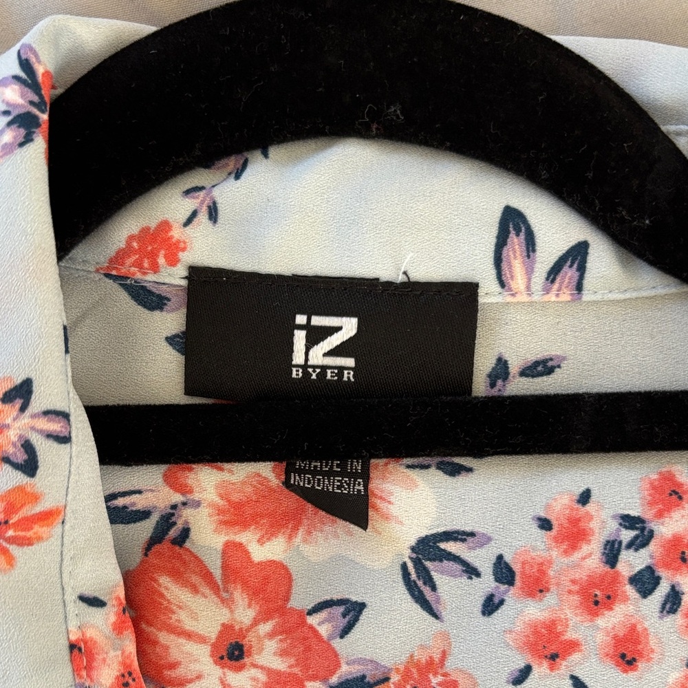Floral Button-Up Blouse - Picture 3 of 3